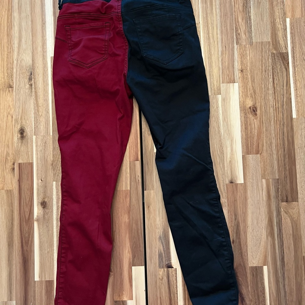 ✨HOT TOPIC✨SPLIT RED AND BLACK SKINNY JEANS!! (SIZE 7)❤️🖤